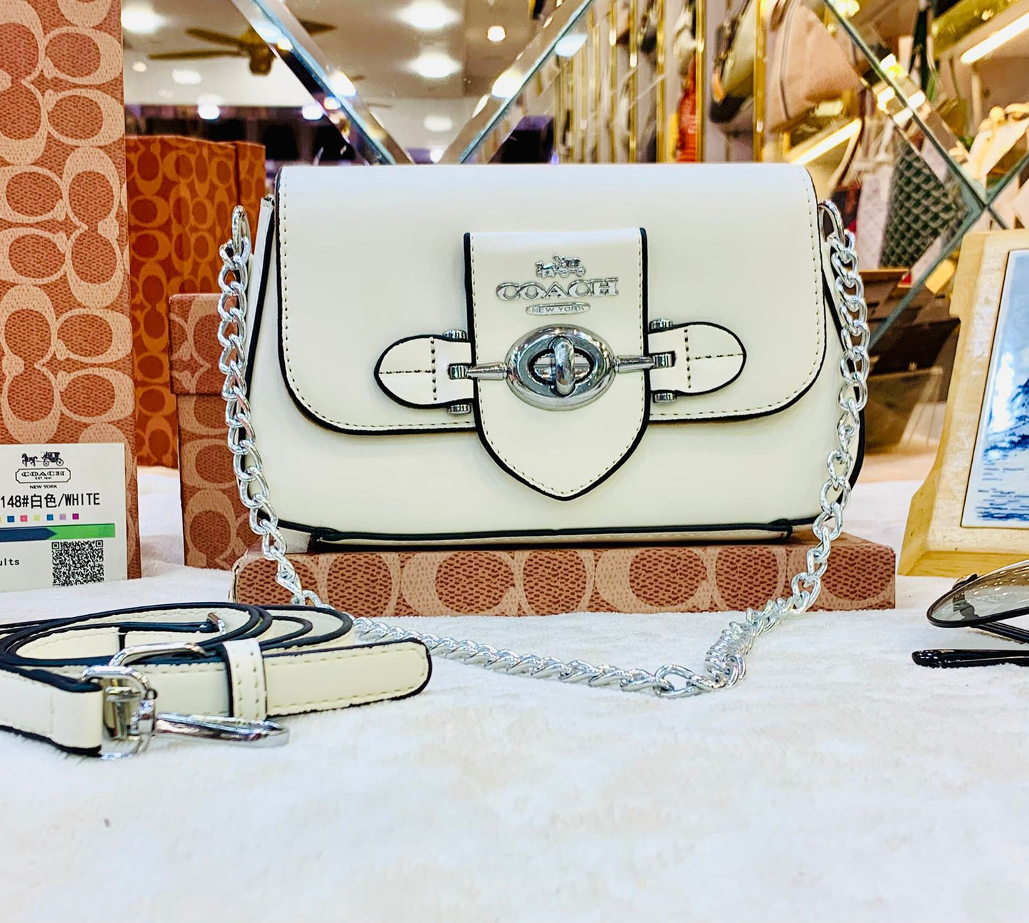 Coach Elegant Shoulder Bag – Classic & Versatile