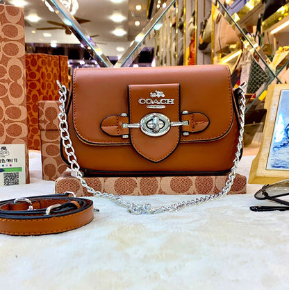 Coach Elegant Shoulder Bag – Classic & Versatile