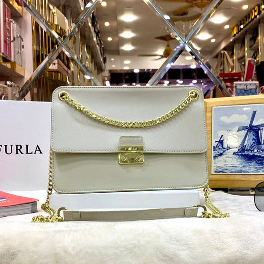 Furla Elegant Handbag – Stylish & Versatile with Long Belt