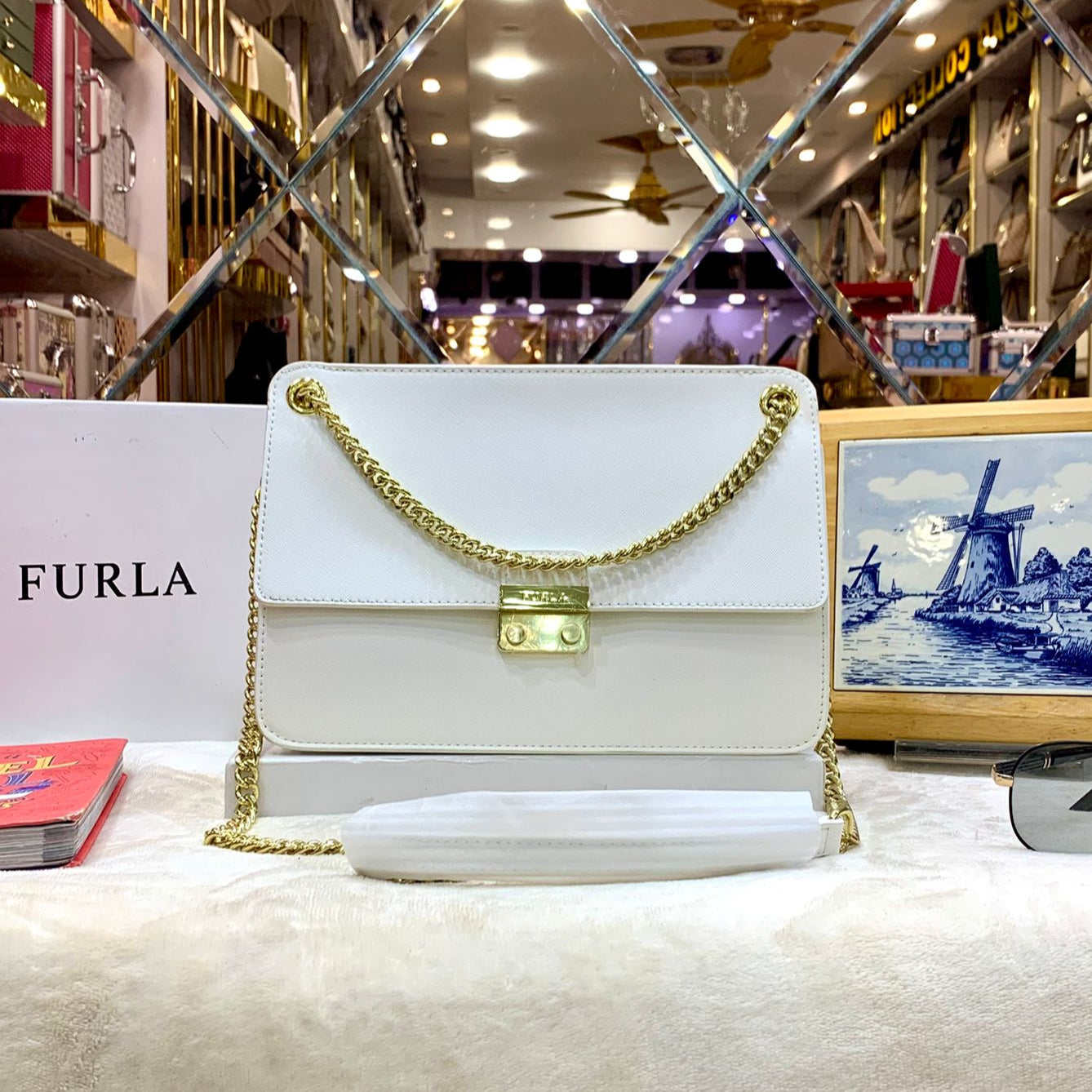 Furla Elegant Handbag – Stylish & Versatile with Long Belt